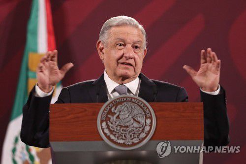 정례 기자회견하는 멕시코 대통령(멕시코시티 EPA=연합뉴스) 안드레스 마누엘 로페스 오브라도르 멕시코 대통령이 29일(현지시간) 멕시코시티에 있는 대통령궁에서 연 정례 기자회견에서 취재진 질의에 답하고 있다. 2023.3.30