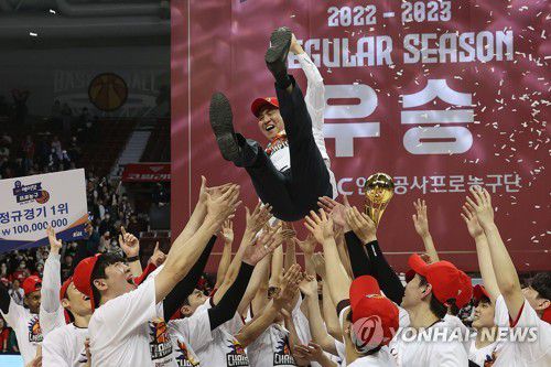 헹가래 받는 김상식 감독(안양=연합뉴스) 신현우 기자 = 26일 경기도 안양체육관에서 열린 2022-2023 SKT 에이닷 프로농구 정규리그 안양 KGC인삼공사와 원주 DB 프로미의 경기가 끝난 뒤 정규리그 우승을 확정한 KGC 김상식 감독이 헹가래를 받고 있다. 앞서 2위 창원 LG 세이커스가 패배하며 정규리그 우승을 확정한 KGC는 개막부터 종료일까지 정규리그 1위를 지키는 '와이어 투 와이어 우승'을 달성했다. 2023.3.26 nowwego@yna.co.kr