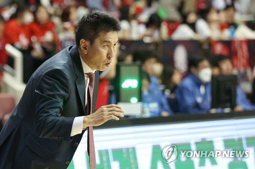 작전 지시하는 김상식 감독(안양=연합뉴스) 신현우 기자 = 26일 경기도 안양체육관에서 열린 2022-2023 SKT 에이닷 프로농구 정규리그 안양 KGC인삼공사와 원주 DB 프로미의 경기. KGC 김상식 감독이 작전을 지시하고 있다. 2023.3.26 nowwego@yna.co.kr