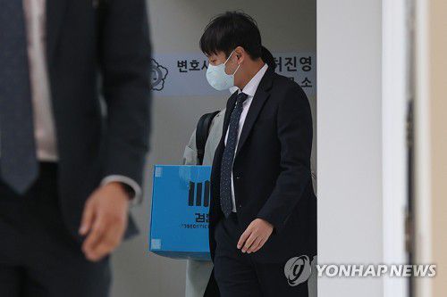 양재식 변호사 사무실에서 압수품 옮기는 검찰(서울=연합뉴스) 신현우 기자 = 검찰이 박영수 전 국정농단 사건 특별검사에 대해 강제수사에 나서며 이른바 '대장동 50억 클럽' 수사를 본격화한 30일 오후 서울 서초구 양재식 변호사 사무실에서 압수수색을 마친 검찰 관계자들이 압수품을 옮기고 있다.  2023.3.30 nowwego@yna.co.kr