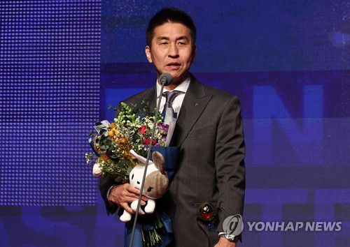 안양 KGC 김상식 감독, 감독상 수상(서울=연합뉴스) 윤동진 기자 = 30일 오후 그랜드 인터컨티넨탈 서울 파르나스 그랜드 볼룸에서 열린 2022-2023 SKT 에이닷 프로농구 시상식에서 감독상을 받은 안양 KGC 김상식 감독이 소감을 밝히고 있다. 2023.3.30 mon@yna.co.kr