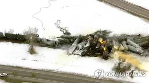 미국 미네소타주 화물열차 탈선 화재 사고 현장(레이몬드[美 미네소타주] AP=연합뉴스) 미국 미네소타 중부 소도시 레이몬드에서 대형 철도사 'BNSF' 소속 화물열차가 탈선·전복하며 화재가 발생, 주민 대피령이 내려졌다. 2023.3.31 photo@yan.co.kr