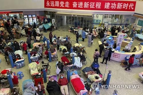 지난 1월 상하이병원 대합실의 코로나19 증상 환자들[AP=연합뉴스]