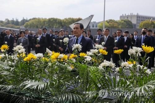 中 난징대학살 기념관서 헌화하는 마잉주 전 대만 총통   (난징 EPA=연합뉴스) 마잉주 대만 전 총통(가운데)이 29일 중국 장쑤성 난징시의 난징대학살 희생동포 기념관을 방문해 헌화하고 있다. 이날 마 전 총통은 "양안은 반드시 평화를 위해 노력해야만 중화를 부흥시킬 수 있으며, 양안은 반드시 평화를 추구해야만 하고 그렇지 않으면 양측 모두 앞날이 없다는 점을 분명히 인식하길 바란다"고 말했다. 2023.03.29     ddy04002@yna.co.kr
