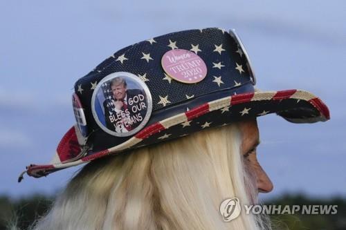 플로리다주 팜비치에서 시위하는 트럼프 지지자[AP 연합뉴스 자료사진. 재판매 및 DB 금지]