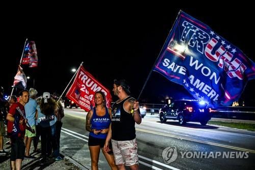 플로리다주 팜비치 도로에서 시위하는 트럼프 지지자들[AFP 연합뉴스 자료사진. 재판매 및 DB 금지]