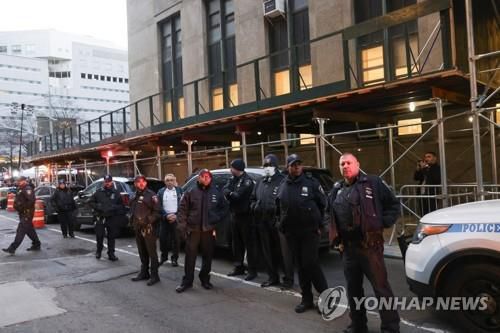 뉴욕 맨해튼 법원 앞에서 경계 중인 경찰[로이터 연합뉴스 자료사진. 재판매 및 DB 금지]