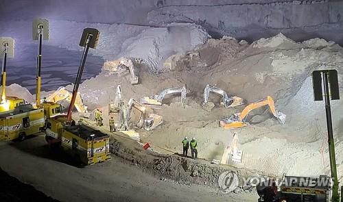 사고 현장 야간 수색[연합뉴스 자료사진]