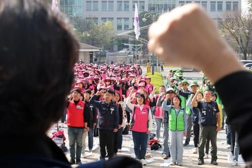 학교 비정규직 노동자 총파업 돌입(대전=연합뉴스) 김준범 기자 = 31일 오전 대전시 서구 둔산동 대전시교육청에서 급식과 돌봄 업무에 종사하는 학교 비정규직 노동자들이 총파업에 돌입하는 구호를 외치고 있다. 2023.3.31