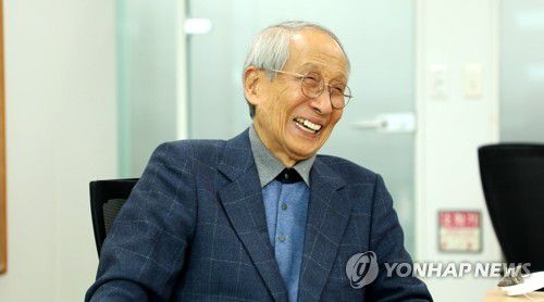연합뉴스와 인터뷰 중인 윤여준[촬영 이건희]