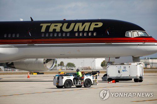 플로리다주 팜비치공항에 있는 트럼프 전용기[로이터 연합뉴스 자료사진]
