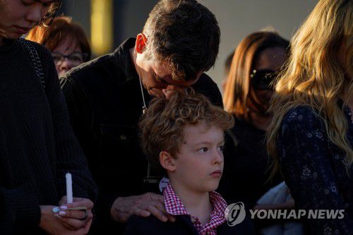 29일 희생자 추모회에서 슬퍼하는 사람들 [로이터=연합뉴스]