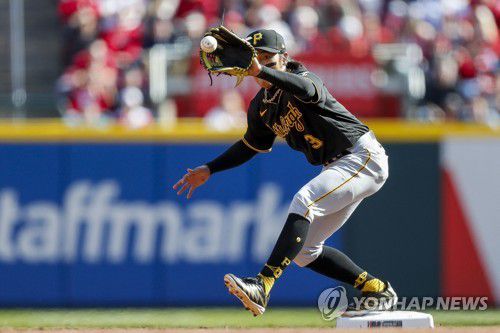 다재다능한 배지환(신시내티 USA투데이스포츠/로이터=연합뉴스) 피츠버그 파이리츠 배지환이 31일(한국시간) 미국 오하이오주 신시내티의 그레이트 아메리칸 볼파크에서 열린 2023 미국 메이저리그 신시내티 레즈와의 개막전에서 2루수로 선발 출전해 수비하고 있다.