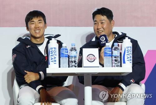 두산으로 돌아온 양의지의 포부(서울=연합뉴스) 김주성 기자 = 프로야구 42번째 시즌 개막을 이틀 앞둔 30일 오후 서울 용산구 그랜드하얏트호텔에서 열린 2023 신한은행 SOL KBO 미디어데이 행사에서 두산 베어스로 돌아온 포수 양의지가 각오를 밝히고 있다. 2023.3.30 utzza@yna.co.kr