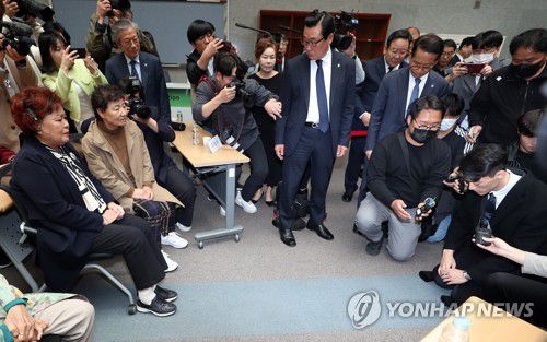 5·18유가족에게 무릎 꿇은 전두환 손자(광주=연합뉴스) 정회성 기자 = 전직 대통령 고(故) 전두환 씨의 손자 전우원 씨가 31일 오전 광주 서구 5·18기념문화센터에서 5·18 유가족에게 무릎 꿇고 자신의 할아버지를 대신해 사과하고 있다. 2023.3.31 hs@yna.co.kr