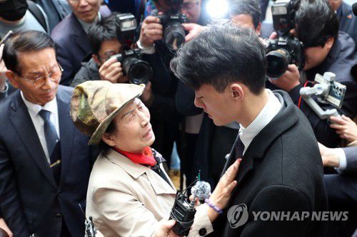 할아버지 대신해 사죄하는 전두환 손자(광주=연합뉴스) 정회성 기자 = 전직 대통령 고(故) 전두환 씨의 손자 전우원 씨가 31일 오전 광주 서구 5·18기념문화센터에서 5·18 유가족에게 자신의 할아버지를 대신해 사과하고 있다. 2023.3.31 hs@yna.co.kr