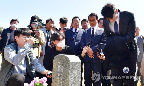 행방불명자 묘역 참배하는 전우원 씨(광주=연합뉴스) 정회성 기자 = 전직 대통령 고(故) 전두환 씨의 손자 전우원 씨가 31일 오전 광주 북구 운정동 국립 5.18 묘지에서 행방불명자 묘역을 참배하고 있다. 2023.3.31 [공동취재] hs@yna.co.kr