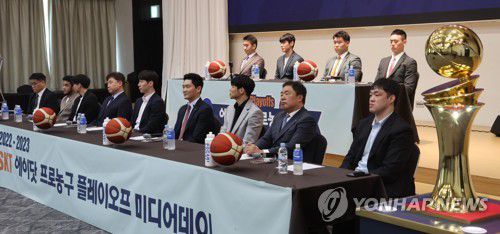 프로농구, 플레이오프 미디어데이(서울=연합뉴스) 최재구 기자 = 31일 서울 송파구 올림픽파크텔에서 2022-2023 SKT 에이닷 프로농구 플레이오프 미디어데이 행사가 6개구단 감독과 대표선수가 참석한 가운데 열리고 있다.  2023.3.31 jjaeck9@yna.co.kr