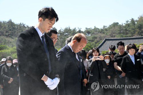 참배하는 전우원 씨(광주=연합뉴스) 정회성 기자 = 전직 대통령 고(故) 전두환 씨의 손자 전우원 씨가 31일 오전 광주 북구 운정동 국립 5.18 묘지를 참배하고 있다. 2023.3.31 [공동취재] hs@yna.co.kr