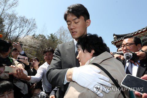 5·18유가족 안아주는 전두환 손자(광주=연합뉴스) 정회성 기자 = 전직 대통령 고(故) 전두환 씨의 손자 전우원 씨가 31일 오전 광주 북구 운정동 국립 5·18민주묘지에서 5·18 유가족인 김길자 씨를 위로하고 있다. 2023.3.31 hs@yna.co.kr