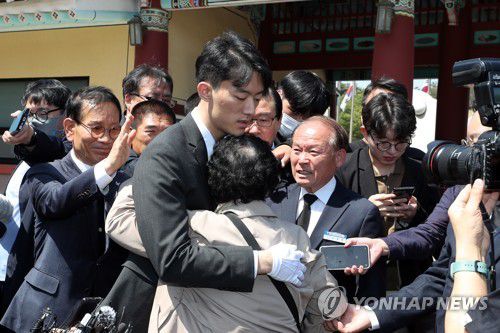 5·18묘지서 유가족 위로하는 전우원(광주=연합뉴스) 정회성 기자 = 전직 대통령 고(故) 전두환 씨의 손자 전우원 씨가 31일 오전 광주 북구 운정동 국립 5·18민주묘지에서 5·18 유가족인 김길자 씨를 위로하고 있다. 2023.3.31 hs@yna.co.kr