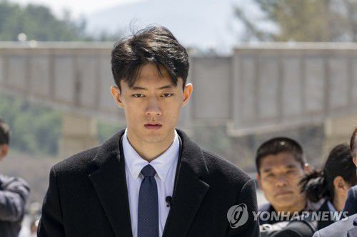 참배하는 전우원 씨(광주=연합뉴스) 정회성 기자 = 전직 대통령 고(故) 전두환 씨의 손자 전우원 씨가 31일 오전 광주 북구 운정동 국립 5.18 묘지를 참배하고 있다. 2023.3.31 [공동취재] hs@yna.co.kr