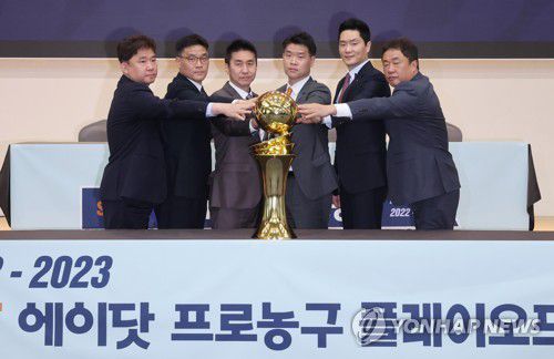 프로농구, 진출팀 감독(서울=연합뉴스) 최재구 기자 = 31일 서울 송파구 올림픽파크텔에서 열린 2022-2023 SKT 에이닷 프로농구 플레이오프 미디어데이 행사에서 진출팀 감독들이 기념사진을 촬영하고 있다. 왼쪽부터 고양 캐롯 김승기, 울산 현대모비스 조동현, 안양 KGC 김상식, 창원 LG 조상현, 서울 SK 전희철, 전주 KCC 전창진 감독.  2023.3.31 jjaeck9@yna.co.kr