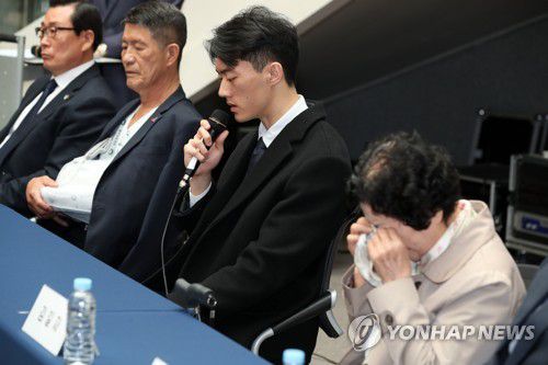 전두환 손자의 사죄, 눈물 쏟아낸 유가족(광주=연합뉴스) 정회성 기자 = 전직 대통령 고(故) 전두환 씨의 손자 전우원 씨가 31일 오전 광주 서구 5·18기념문화센터에서 자신의 할아버지를 대신해 사죄하자 그 옆에 앉은 5·18 유가족 김길자 씨가 눈물을 쏟아내고 있다. 2023.3.31 hs@yna.co.kr