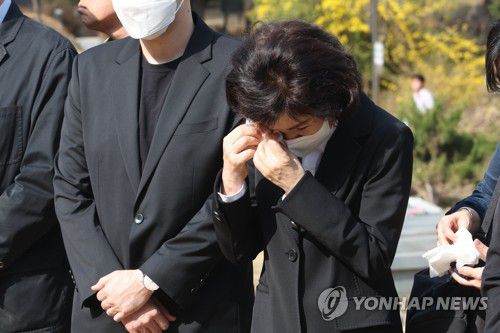 민주열사묘역으로 이장된 박원순(남양주=연합뉴스) 임병식 기자 = 1일 오후 경기도 남양주시 모란공원 민주열사묘역에서 열린 고(故) 박원순 전 서울시장 이장식에서 고인의 부인 강난희 씨가 눈물을 흘리고 있다. 2023.4.1 andphotodo@yna.co.kr