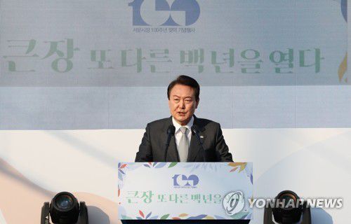 대구 서문시장 100주년 기념식 축사하는 윤석열 대통령(대구=연합뉴스) 안정원 기자 = 윤석열 대통령이 1일 대구 서문시장 인근에서 열린 '서문시장 100주년 기념식'에서 축사를 하고 있다. 2023.4.1 jeong@yna.co.kr