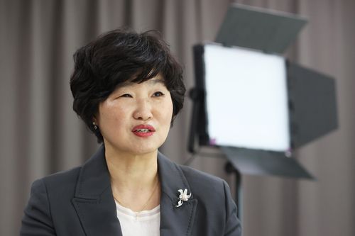 두 딸과 함께 만화책 펴낸 노은정 작가(서울=연합뉴스) 강민지 기자 = 노은정 작가가 지난 27일 서울 종로구 수송동 연합뉴스에서 진행된 인터뷰에 앞서 포즈 취하고 있다.  2023.4.2     mjkang@yna.co.kr