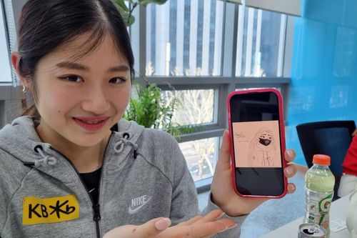 제가 그린 그림이에요(서울=연합뉴스) 김경윤 기자 = 피겨스케이팅 여자 싱글 국가대표 이해인이 3월 31일 서울 강남구 올댓스포츠 사무실에서 연합뉴스와 인터뷰에서 자신이 그린 '피겨선수 엘사' 그림을 보여주고 있다. 이해인은 평소 웹툰과 그림그리기로 스트레스를 푼다고 소개했다. 2023.4.2. cycle@yna.co.kr