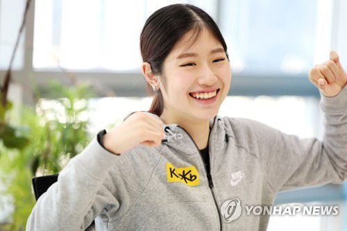 환한미소로 인터뷰하는 이해인(서울=연합뉴스) 최재구 기자 = 피겨스케이팅 세계선수권대회에서 메달을 획득한 이해인이 서울 올댓스포츠 사무실에서 연합뉴스와 인터뷰하고 있다. 2023.4.2 jjaeck9@yna.co.kr