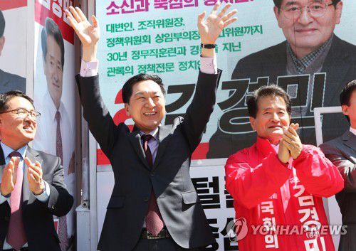 김경민 후보 지지 호소하는 김기현 대표(전주=연합뉴스) 최영수 기자 = 국민의힘 김기현 대표가 2일 전북 전주시 서부시장에서 전주을 국회의원 재선거 출마한 김경민 후보와 함께 인사하고 있다. 2023.4.2 kan@yna.co.kr