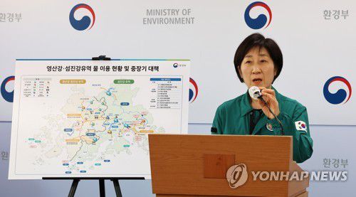 한화진 장관, 광주·전남지역 중장기 가뭄대책 발표(세종=연합뉴스) 김주형 기자 = 한화진 환경부 장관이 3일 오후 세종시 정부세종청사에서 광주·전남 지역의 심각한 가뭄과 관련해 물 공급체계 조정, 대체 수자원 개발로 하루 61만톤 용수 추가 확보 등 중장기 가뭄대책을 발표하고 있다. 2023.4.3 kjhpress@yna.co.kr