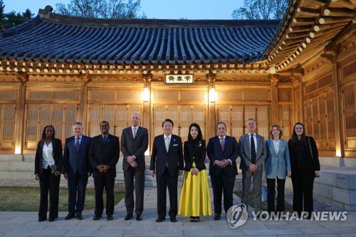 BIE 실사단 환영 만찬 개최한 윤석열 대통령(서울=연합뉴스) 임헌정 기자 = 윤석열 대통령이 3일 오후 청와대에서 2030년 세계박람회(엑스포) 개최 후보지인 부산 실사를 위해 한국을 방문한 국제박람회기구(BIE) 관계자들과 환영 만찬에 앞서 상춘재에서 기념촬영하고 있다. 2023.4.3 [대통령실 제공. 재판매 및 DB 금지] kane@yna.co.kr