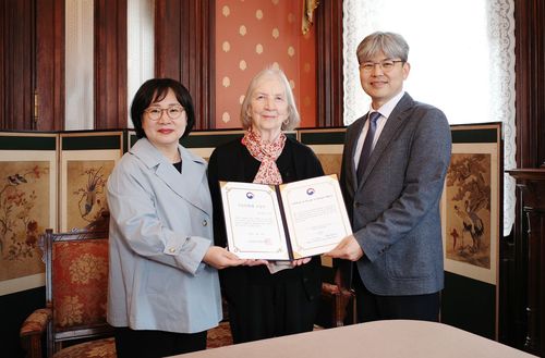 기증서 전달식 모습 왼쪽부터 이애령 국립광주박물관장, 게일 허 여사, 강임산 국외소재문화재재단 미국사무소장 [국립광주박물관·국외소재문화재재단 제공. 재판매 및 DB 금지]