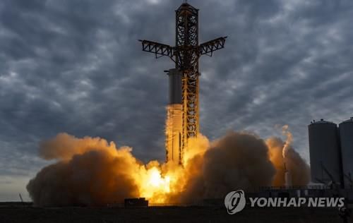지난 2월 이뤄진 슈퍼헤비 부스터 엔진 연소시험 장면 [스페이스X 제공/ AP 연합뉴스 자료사진]