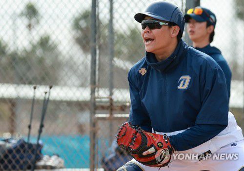 '파이팅' 넘치는 박세혁(투손[미국 애리조나주]=연합뉴스) 홍해인 기자 = 프로야구 NC 다이노스 포수 박세혁이 17일(현지시간) 미국 애리조나주 투손의 스프링캠프지인 하이 코벳 필드 보조 구장에서 수비 훈련을 하고 있다. 2023.2.18 hihong@yna.co.kr