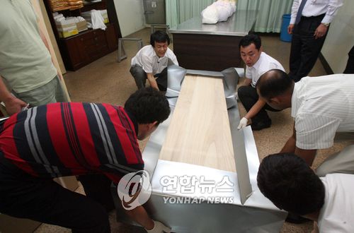 숨진 외국인 노동자를 위해 관을 준비하는 모습[연합뉴스 자료사진]