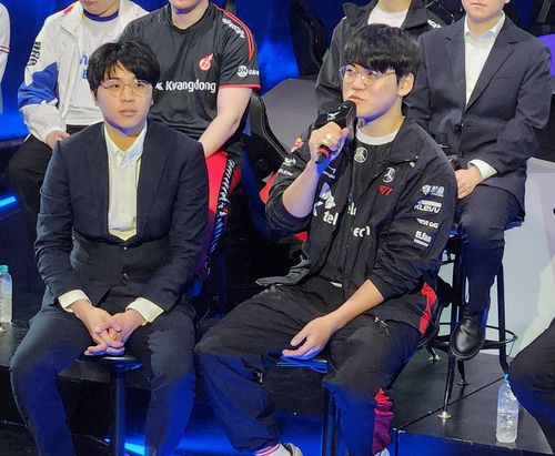 T1 배성웅 감독(왼쪽)과 '구마유시' 이민형    (서울=연합뉴스) 김주환 기자 = 리그 오브 레전드(LoL) 챔피언스 코리아(LCK) 서머 시즌에 참가하는 T1의 배성웅 감독과 '구마유시' 이민형이 1일 서울 종로구 LCK 아레나에서 열린 합동 간담회 자리에서 질문에 답하고 있다. 2023.6.1 jujuk@yna.co.kr