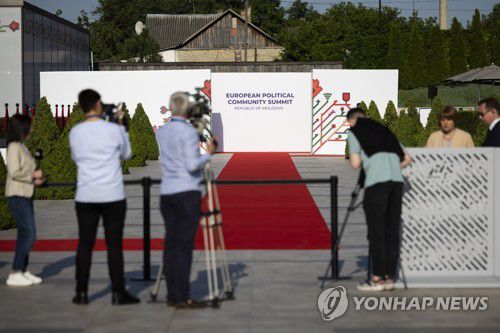 EPC 정상회의 개회를 앞두고 준비 중인 취재진들[EPA 연합뉴스 자료사진. 재판매 및 DB 금지]