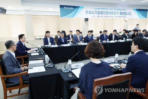 전세사기 특별법 시행....피해지원위원회 출범(서울=연합뉴스) 김주성 기자 = 원희룡 국토교통부 장관이 전세사기 피해 지원을 위한 특별법 시행 첫날인 1일 오후 서울 강남구 한국토지주택공사(LH) 서울지역본부에서 열린 전세사기피해지원위원회 출범식 및 1차 회의에서 발언하고 있다. 원 장관 오른쪽은 최완주 전세사기피해지원위원장. 2023.6.1 utzza@yna.co.kr