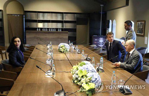 프랑스·독일 중재로 회담 나선 세르비아·코소보(AFP=연합뉴스) 비소아 오스마니 코소보 대통령(왼편)이 에마뉘엘 마크롱 프랑스 대통령과 올라프 숄츠 독일 총리(오른편)의 중재 하에알렉산다르 부치치 세르비아 대통령과 비공개 회담을 하기 위해 회담 장소에 나왔다. photo@yna.co.kr 2023.6.1.