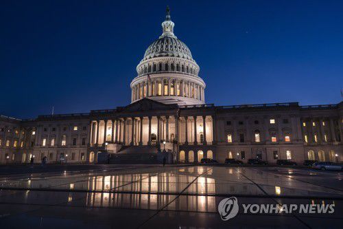 밤늦게 불 밝히는 워싱턴DC 미 의회의사당[AP 연합뉴스]