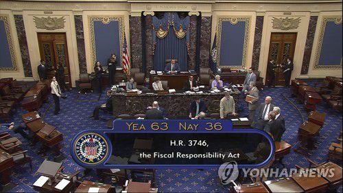 부채한도 상향 법안이 1일 상원을 통과하는 모습[AP 연합뉴스]