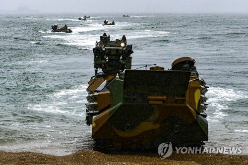 서북도서방위사령부, 합동 도서방어종합훈련 실시(서울=연합뉴스) 서북도서방위사령부가 지난달 30일부터 지난 1일까지 3일간 서북도서 일대에서 '결전태세 확립' 추진 일환으로 합동 도서방어종합훈련을 실시했다고 2일 밝혔다. 사진은 해병대 신속기동부대가 서북도서로 증원되고 있는 모습. 2023.6.2 [해병대사령부 제공. 재판매 및 DB 금지] photo@yna.co.kr