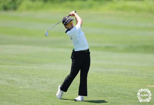 8번 홀에서 아이언샷 하는 정윤지[KLPGA 제공. 재판매 및 DB 금지]