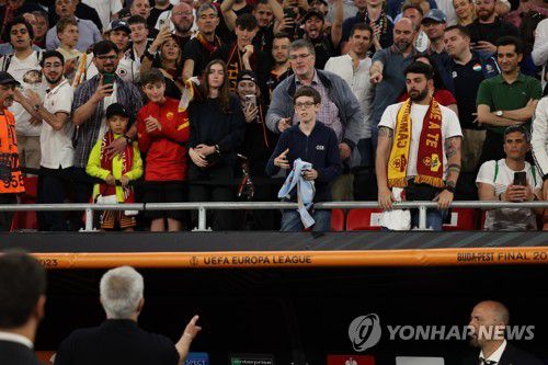 관중에게 유로파리그 준우승 메달을 던져주는 모리뉴 감독[EPA=연합뉴스]