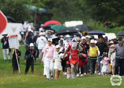 이동하는 최혜진과 정윤지, 이소영 등 챔피언조 선수들.[KLPGA 제공. 재판매 및 DB 금지]